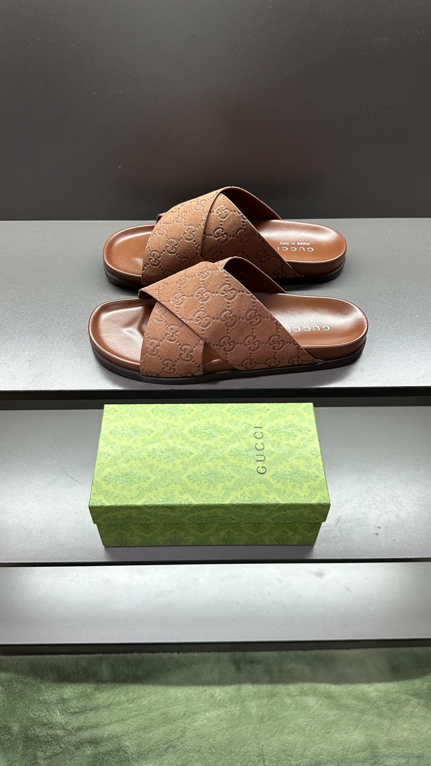[G Home New Style] P: 300💰Men's size 39~45, (46. Customized) This slipper is made of GG polyester fiber and is decorated with a Gucci label on the front, which adds a striking logo feel to the style. "Gucci Made in Italy" stamped label Rubber sole Flat Made in Italy